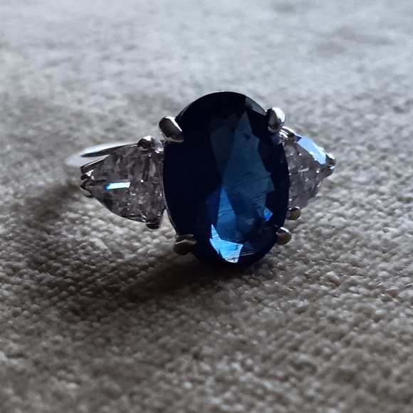 Silver Tone Blue and Clear Glass Ring - Picture 9 of 10